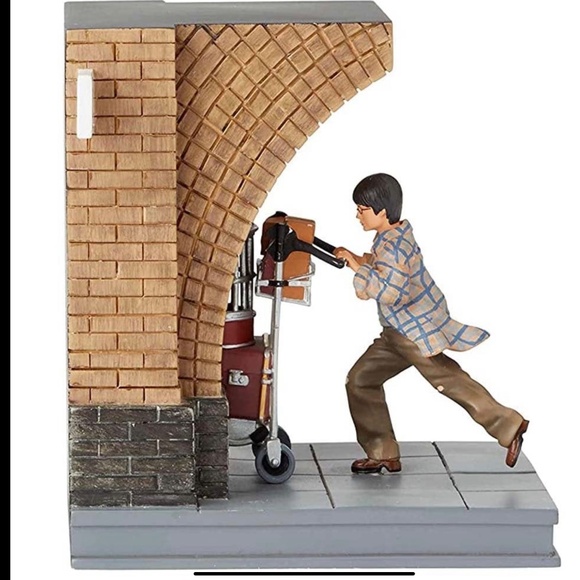 Harry Potter Platform 9 3/4 Decorative Bookends - Picture 4 of 4